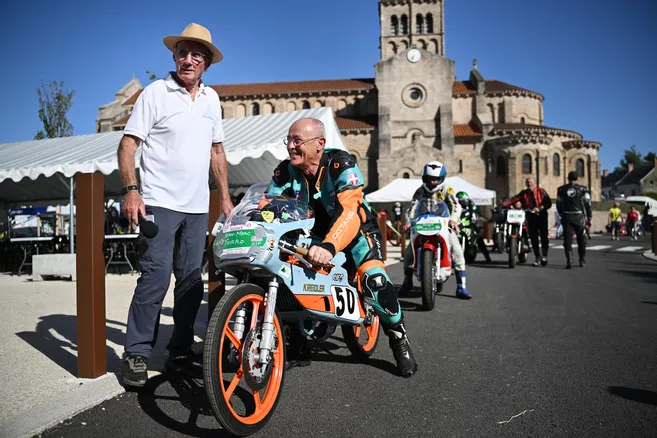 Montée historique de motos anciennes à Châtel-Montagne : passion et nostalgie