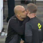 Pep Guardiola tente bizarrement d'embrasser l'arbitre lors du match Arsenal-Man City