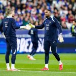Qui doit être le gardien numéro 1 en équipe de France ?
