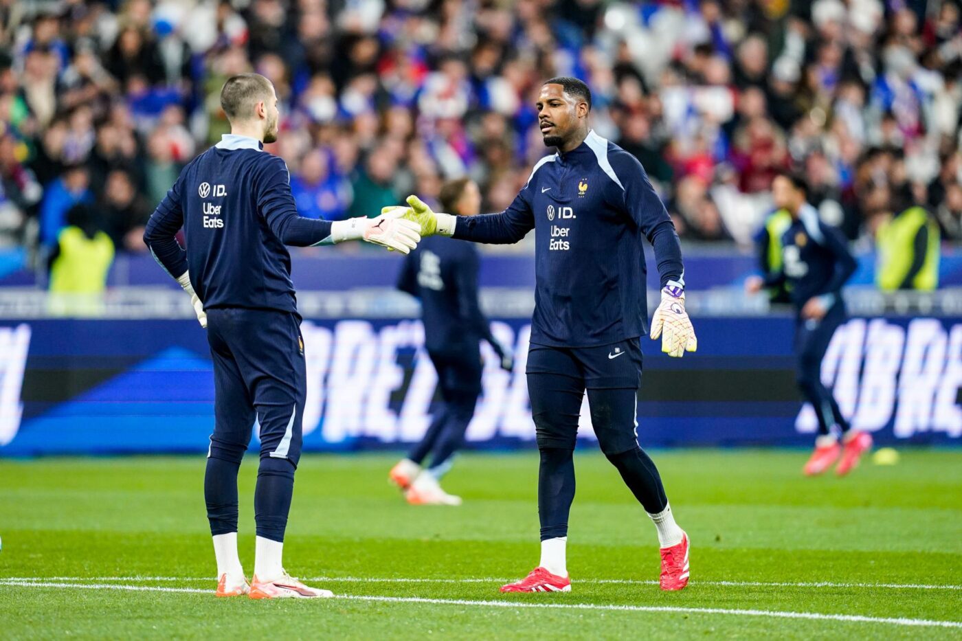 Qui doit être le gardien numéro 1 en équipe de France ?