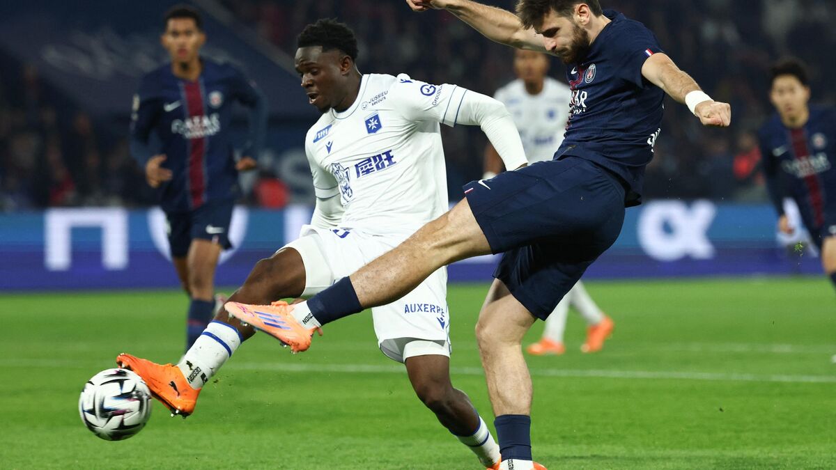 PSG s'impose face à Auxerre et célèbre Dembélé au Parc