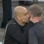 Pep Guardiola s'embrasse bizarrement avec l'arbitre lors d'un match de Premier League