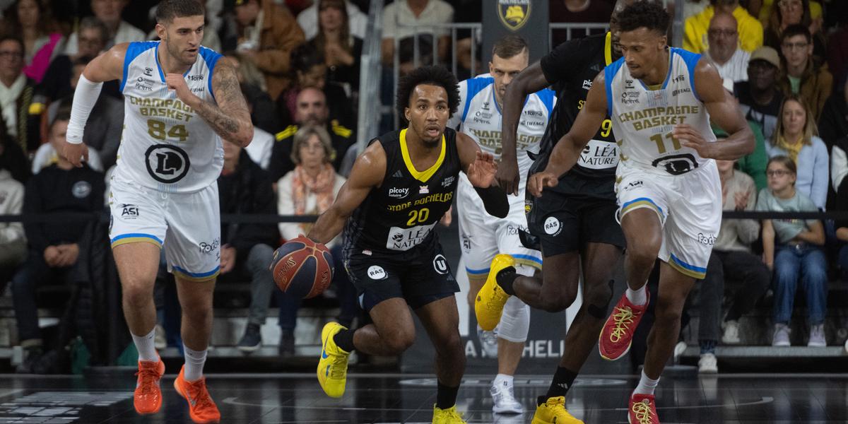 Robert Ford III brille lors de la victoire du Stade Rochelais Basket