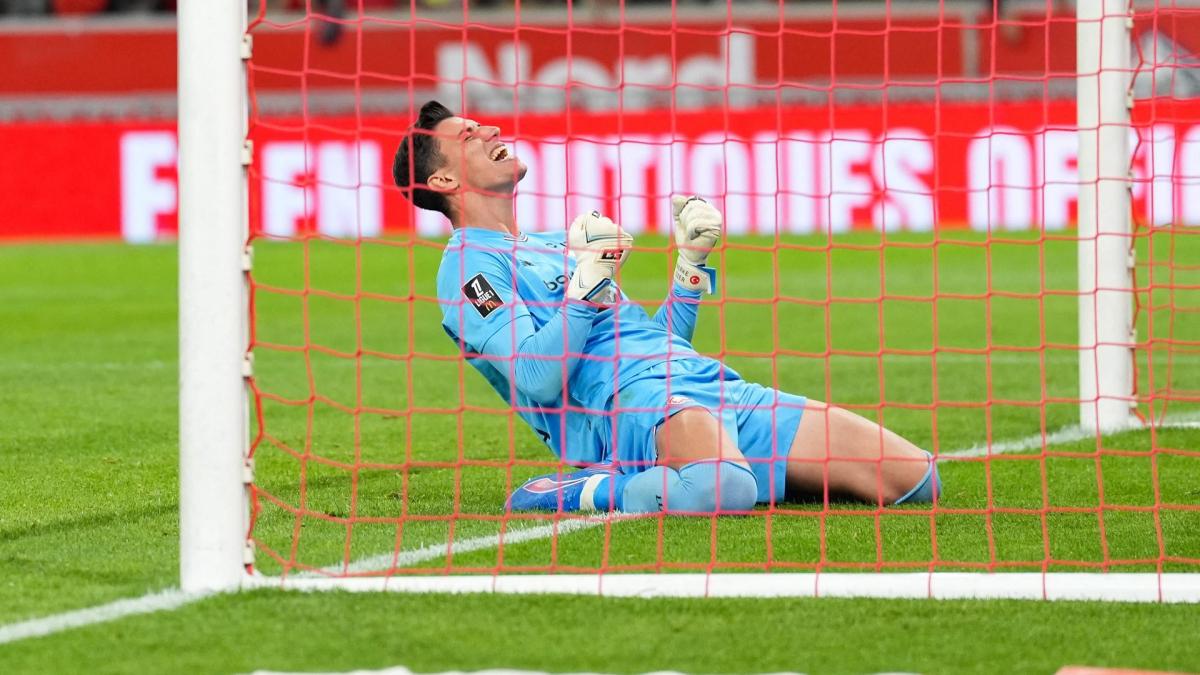 Berke Özer héroïque : triple arrêt sur penalty contre la Roma