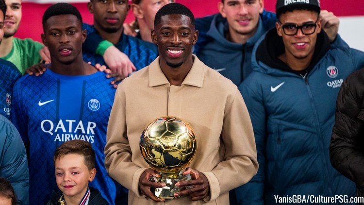 Dembélé présente son Ballon d'Or à Évreux après le Qatar