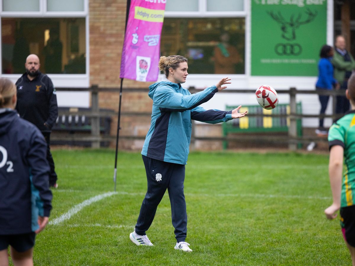 Ellie Kildunne, star du rugby féminin anglais, célèbre sa victoire en Coupe du Monde