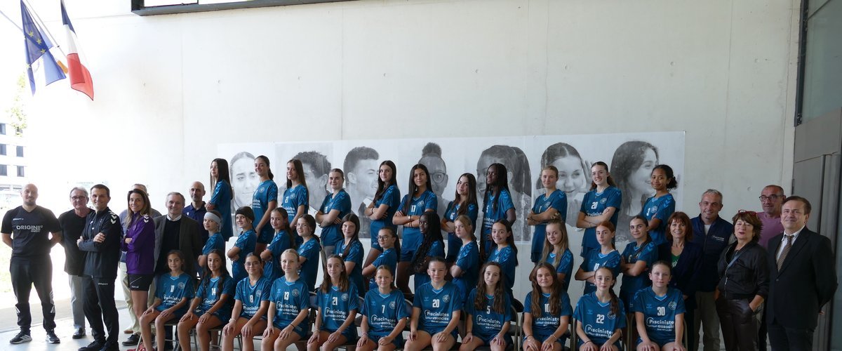 Les championnes de handball du collège des Fontanilles habillées pour l’hiver