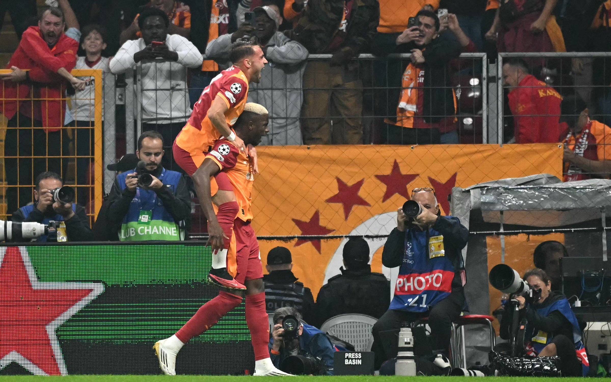 Victor Osimhen transformant le penalty donnant la victoire à Galatasaray.