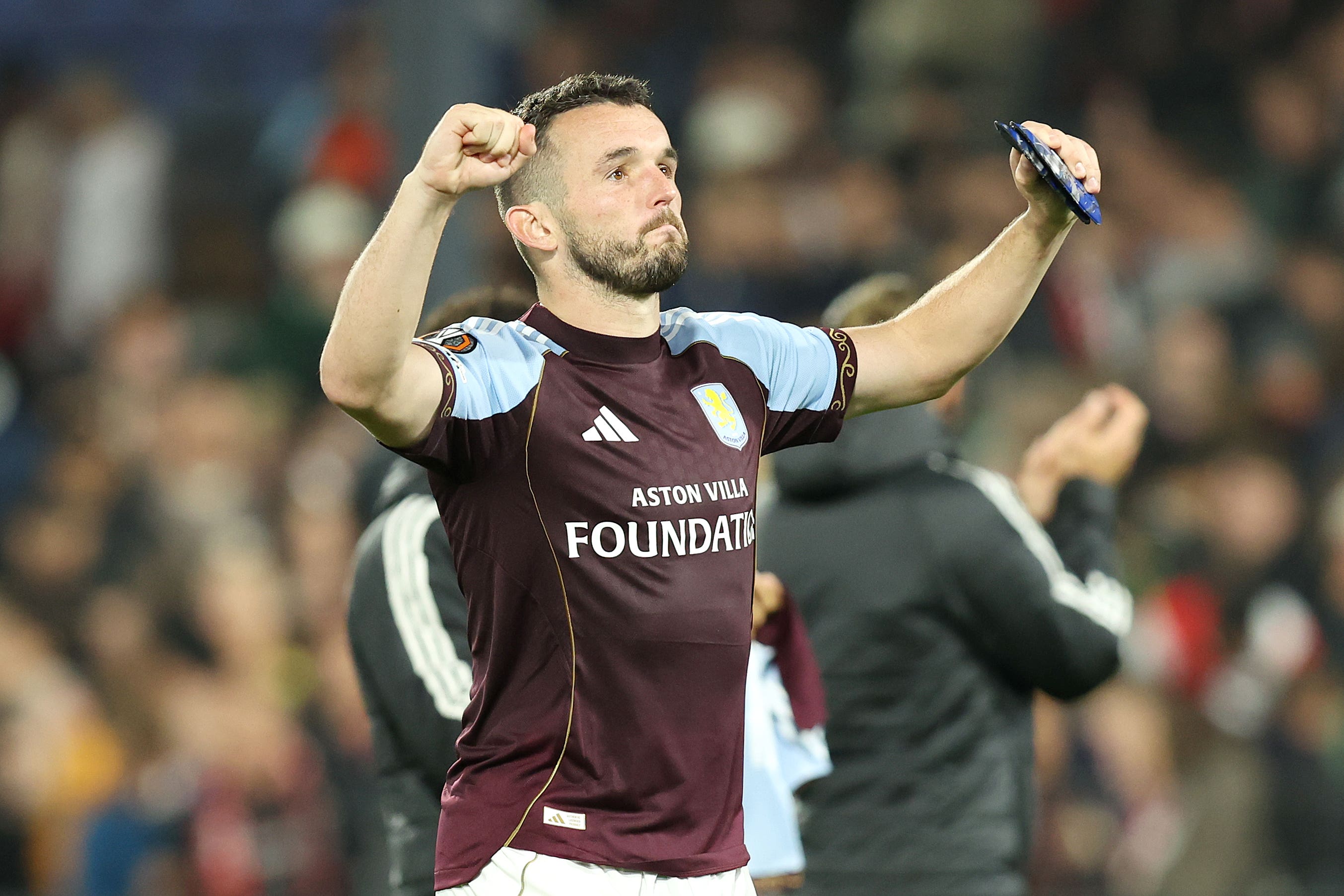 John McGinn et Aston Villa célébrant la victoire