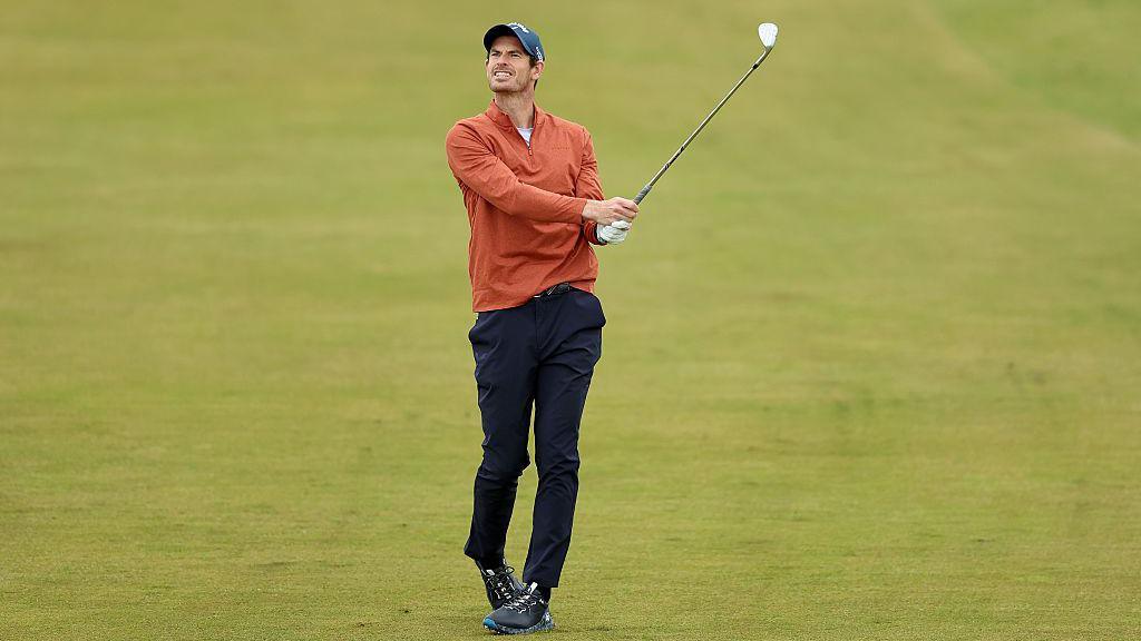 Andy Murray joue un coup depuis le fairway