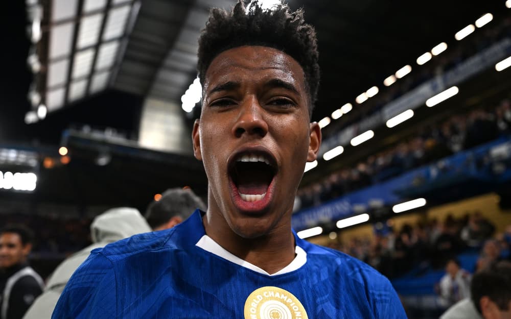 Estevao célébrant son but devant les fans de Chelsea