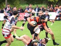 Cette première manche du derby, au pied du donjon de Bassoues, a été animée dans tous les sens du terme.