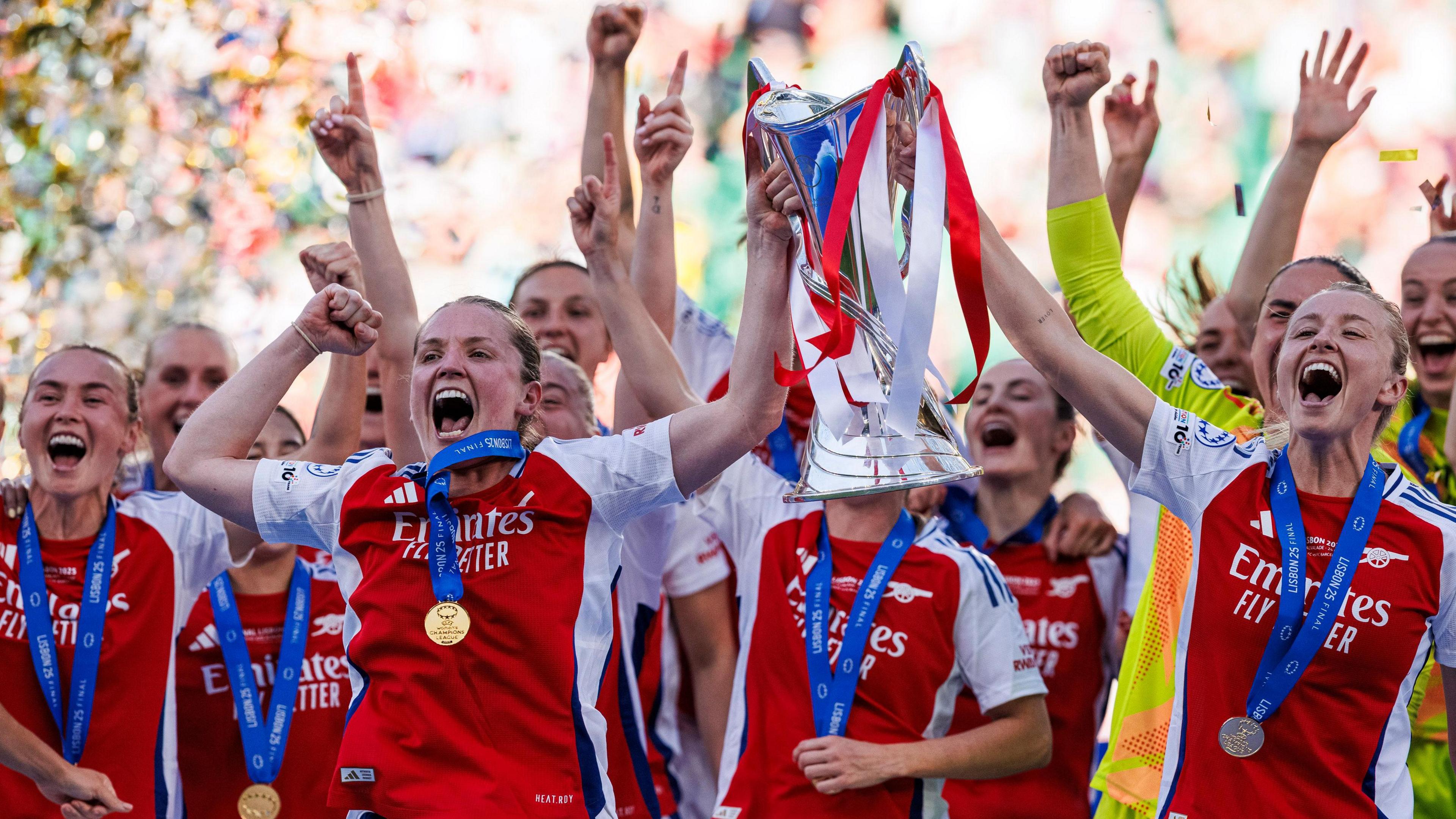 Arsenal championnes féminines levant le trophée
