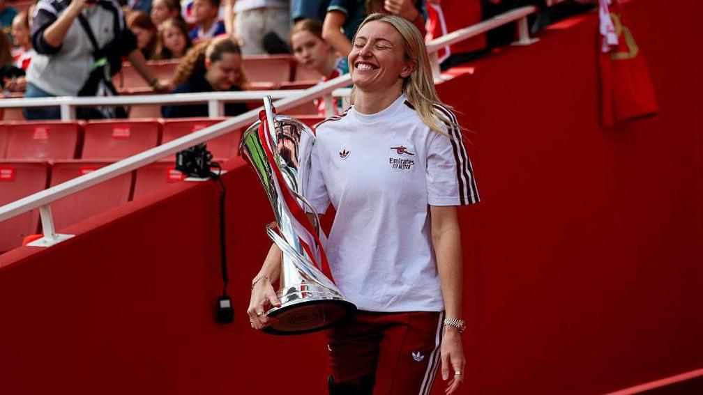 Leah Williamson avec le trophée de la Ligue des champions