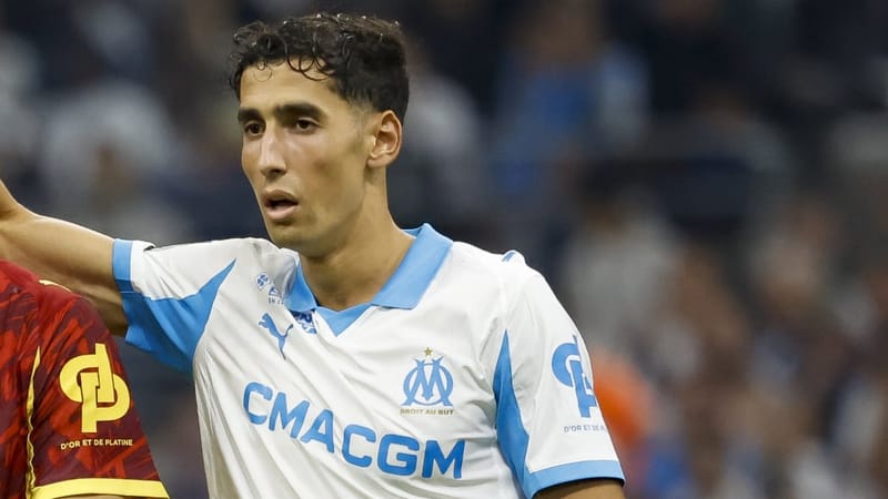 Nayef Aguerd à l'aéroport