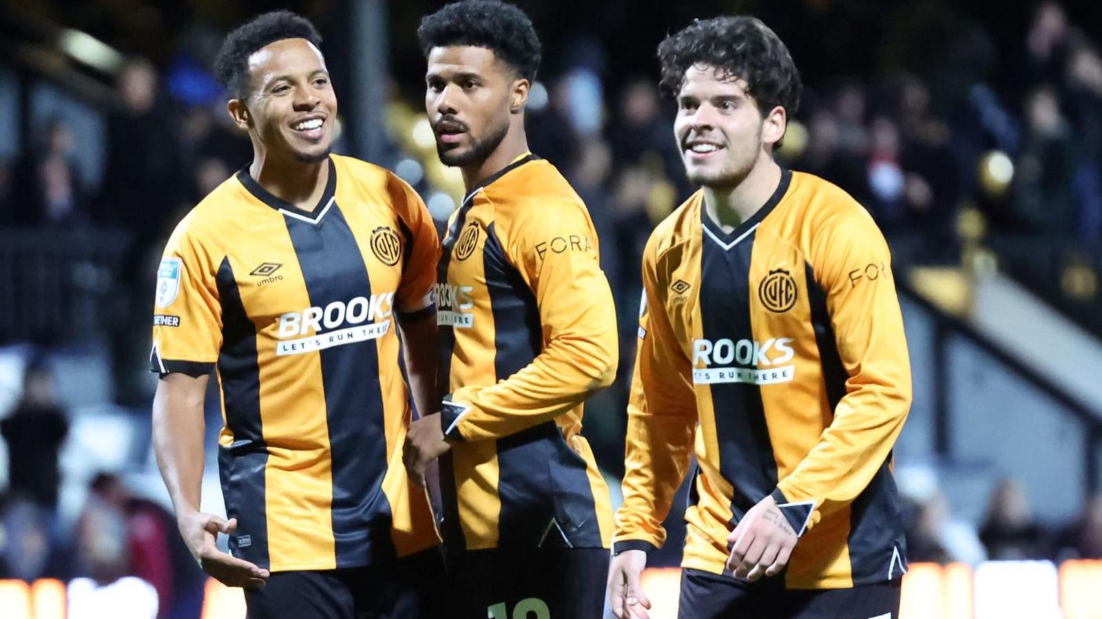 Joueurs de Cambridge United célébrant leur victoire contre Luton Town