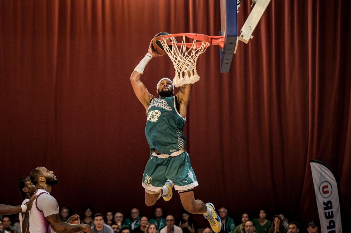 En panne à distance, l’Américain Marvin Clark Jr a claqué quelques dunks
