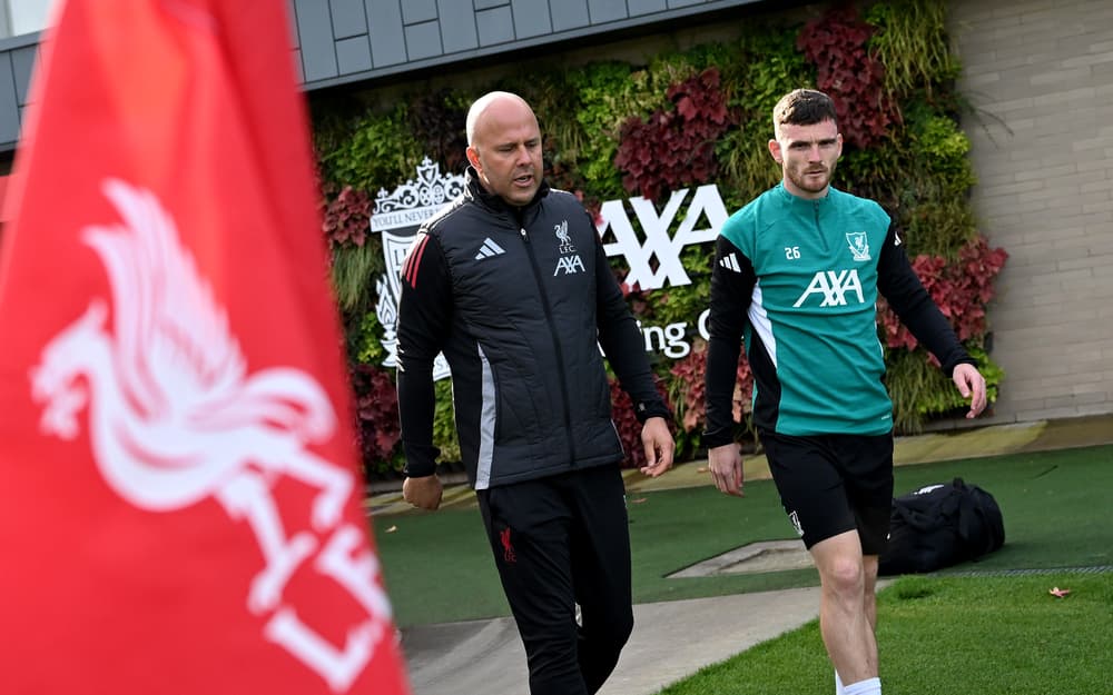Robertson et Slot avant le match Liverpool contre Manchester United