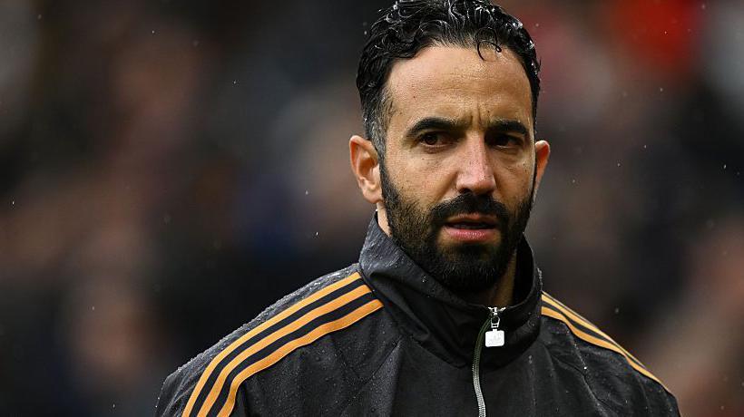 Ruben Amorim regardant vers l'avant