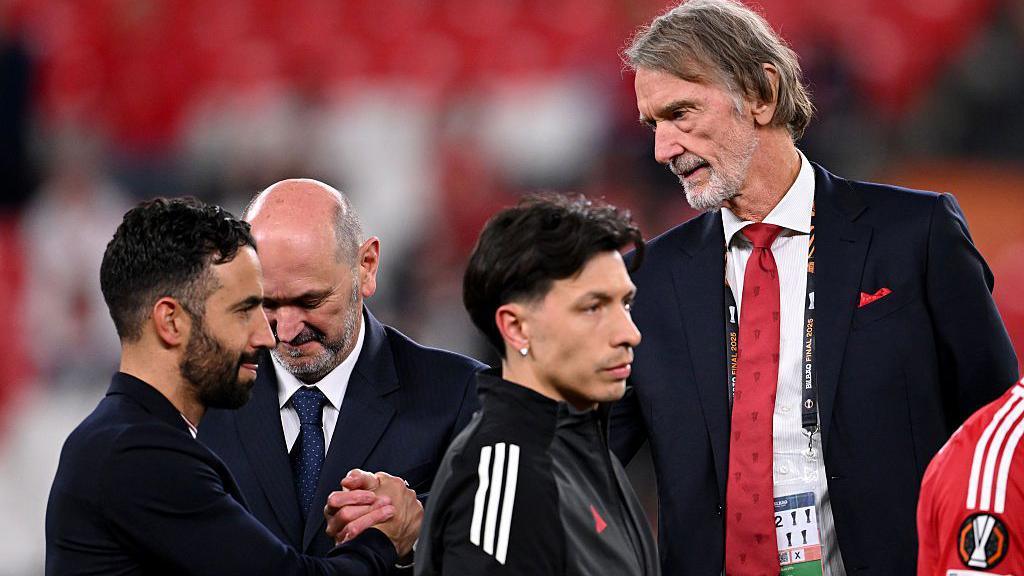 Ruben Amorim et Sir Jim Ratcliffe se serrant la main