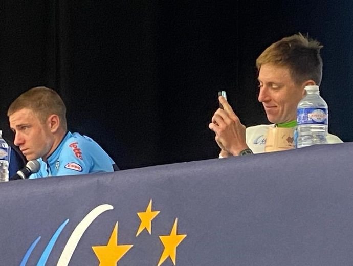 Tadej Pogacar sourit, Remco Evenepoel un peu moins.