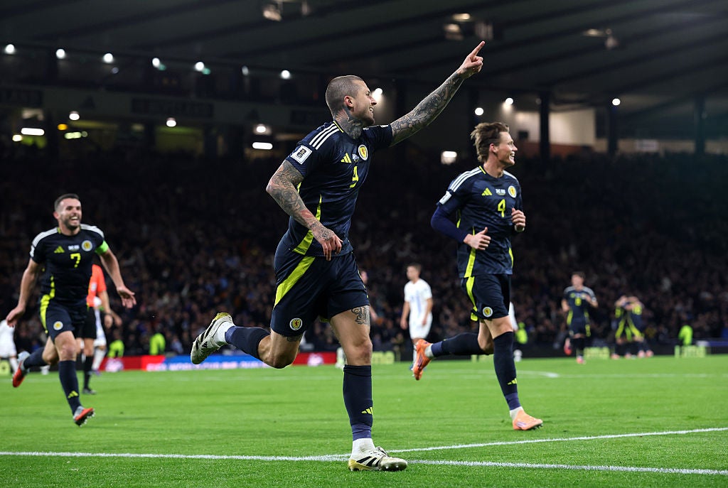 Lyndon Dykes scelle la victoire