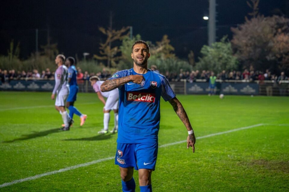 La joie autour de Gomes apres le but de qualification du SM Caen