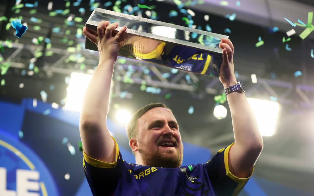 Luke Littler lors du World Grand Prix 2025 à Leicester
