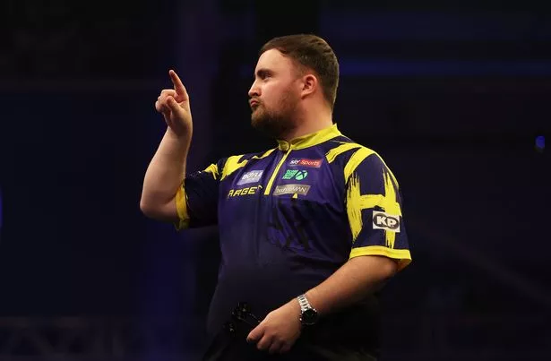 Luke Littler pendant la finale du World Grand Prix