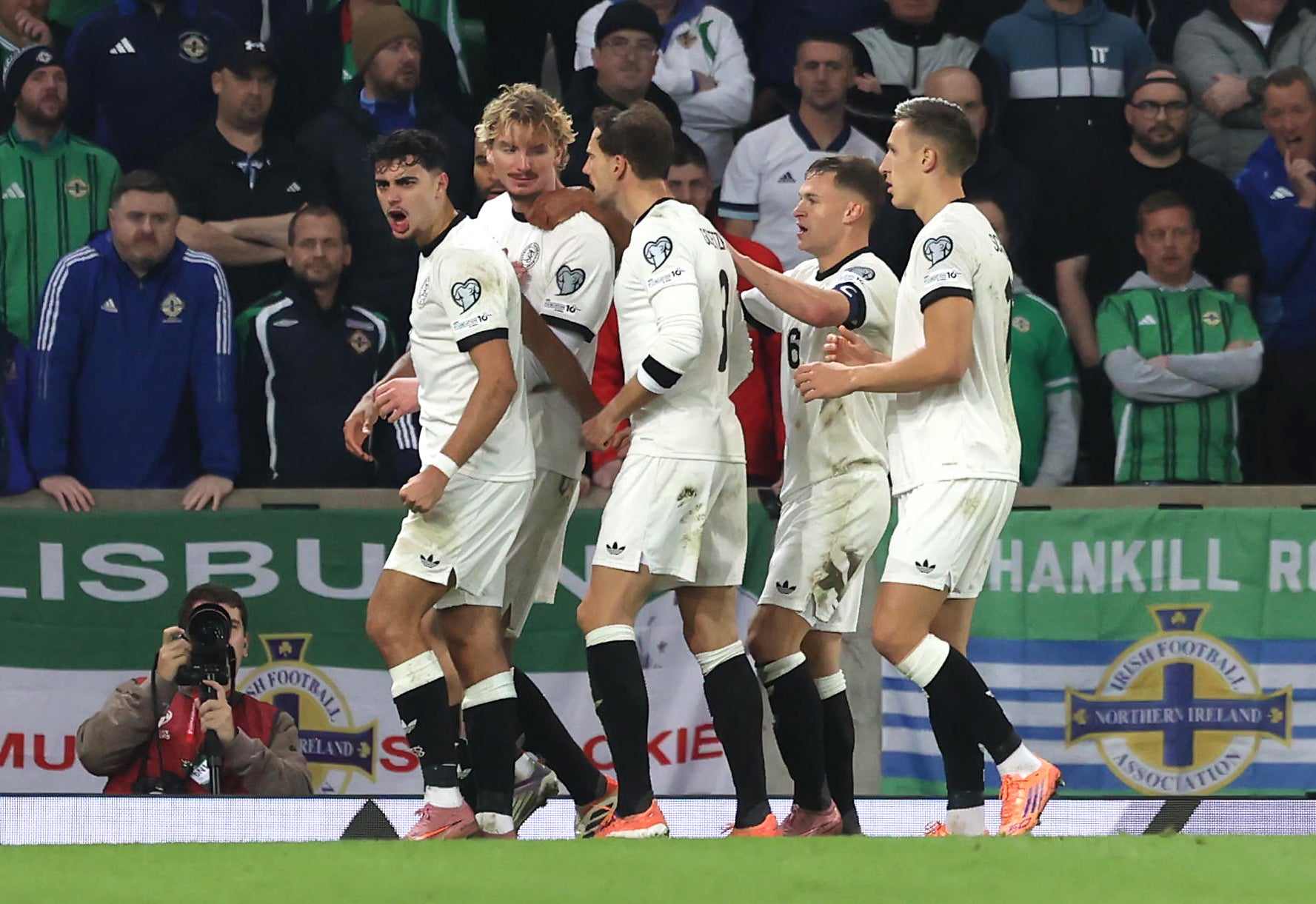 Nick Woltemade célèbre le but de l’Allemagne contre l’Irlande du Nord