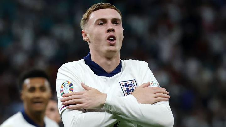 Cole Palmer célèbre le but pour l'Angleterre en finale de l'Euro 2024