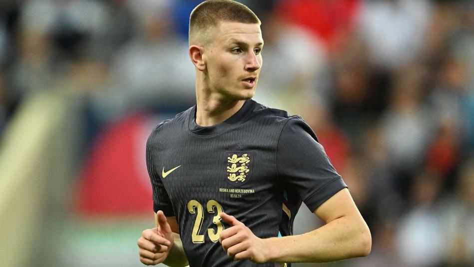 Adam Wharton lors de sa seule apparition pour l'Angleterre