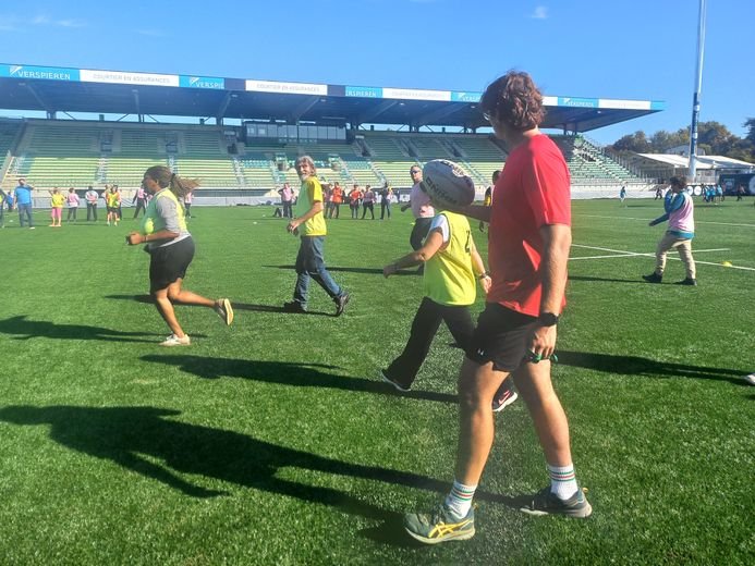 Théo, arbitre alternant à la Ligue Occitanie, n’a pas hésité à encourager les joueurs.