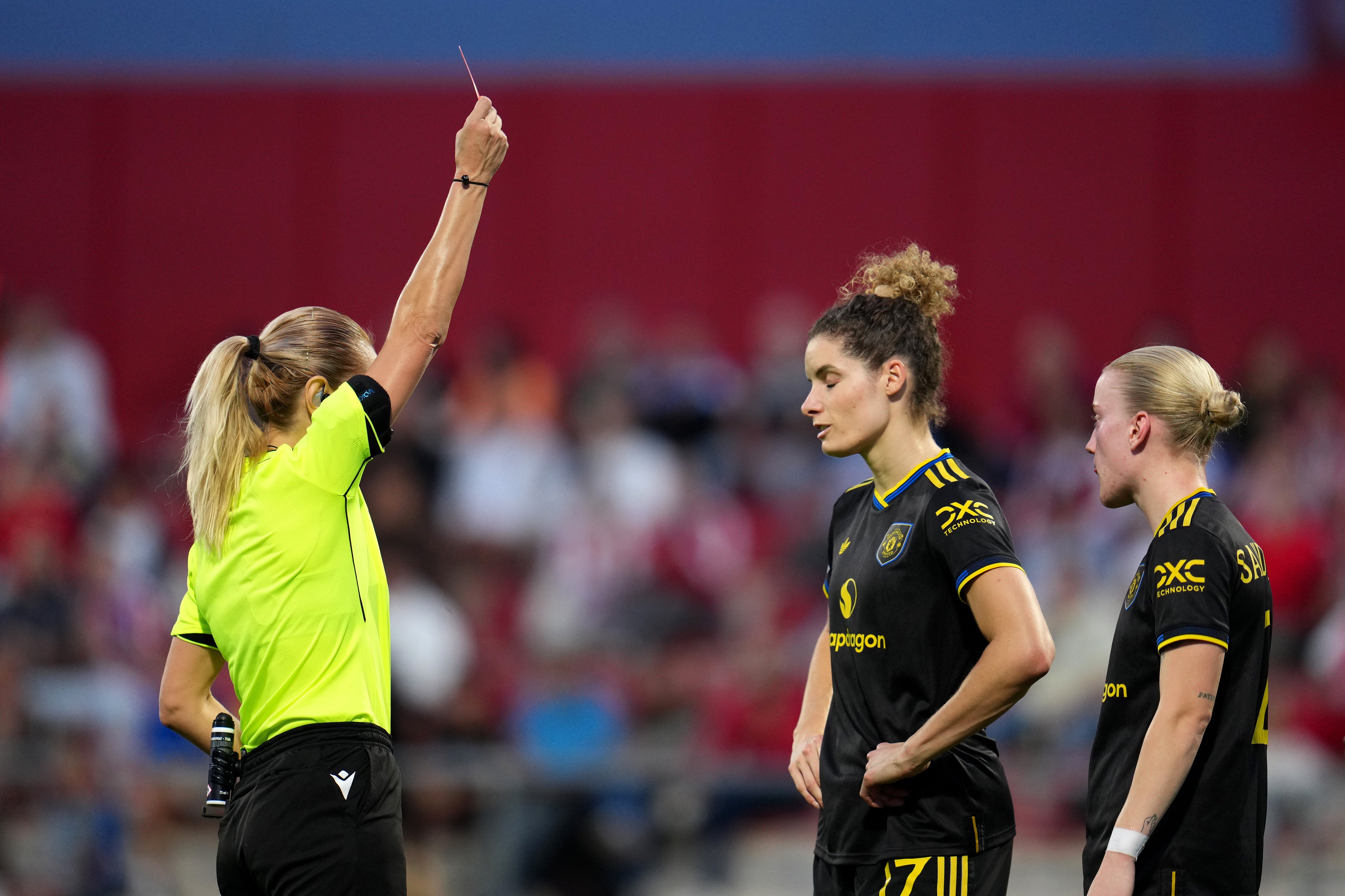 Dominique Janssen exclue après une intervention jugée par le VAR