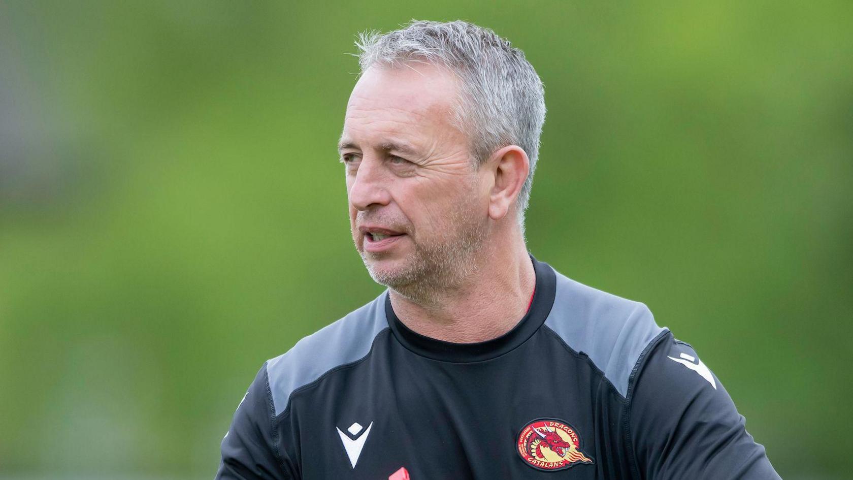 Steve McNamara portant un sweat Catalans Dragons