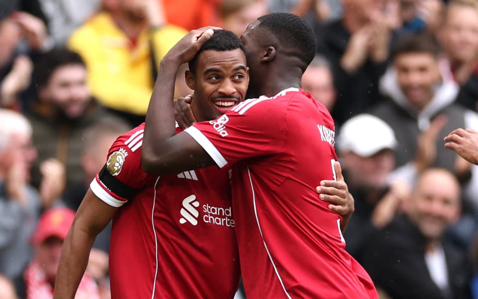 Gravenberch et Konaté sur le banc