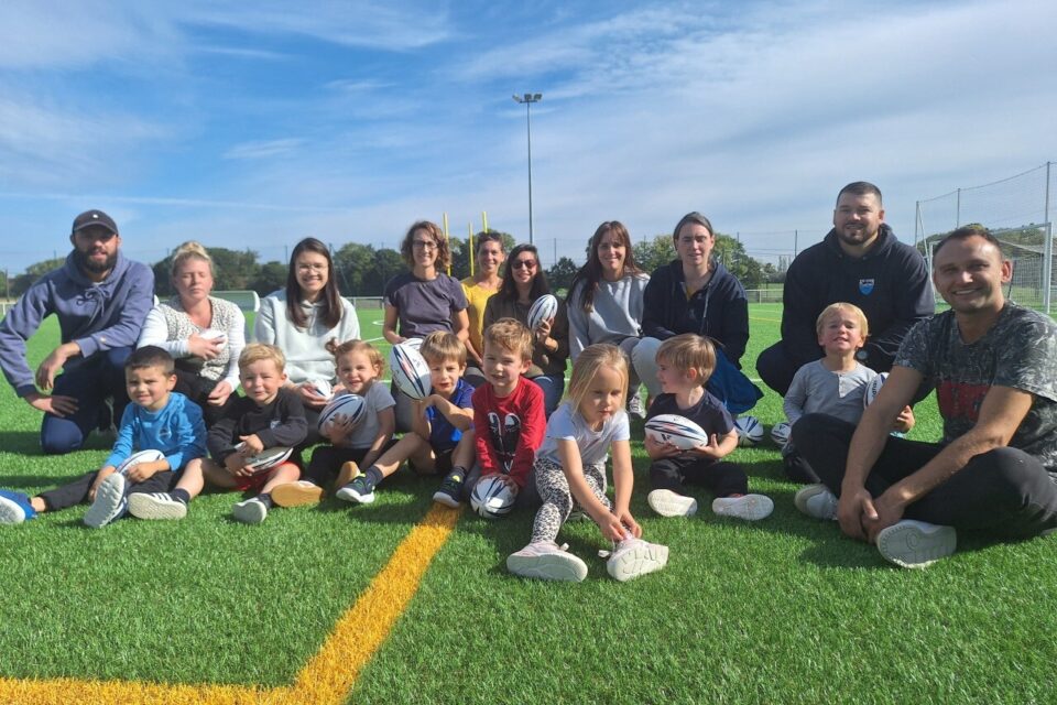 Des jeunes enfants en action sur le terrain synthétique de Planguenoual