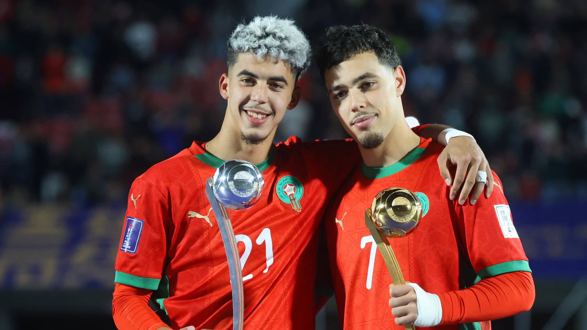 Les Marocains Zabiri et Maama exhibent le trophée après la finale du Mondial U20