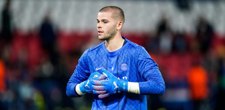 Lucas Chevalier sur le banc du PSG