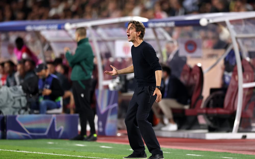 Thomas Frank observant son équipe lors du match Tottenham-Monaco