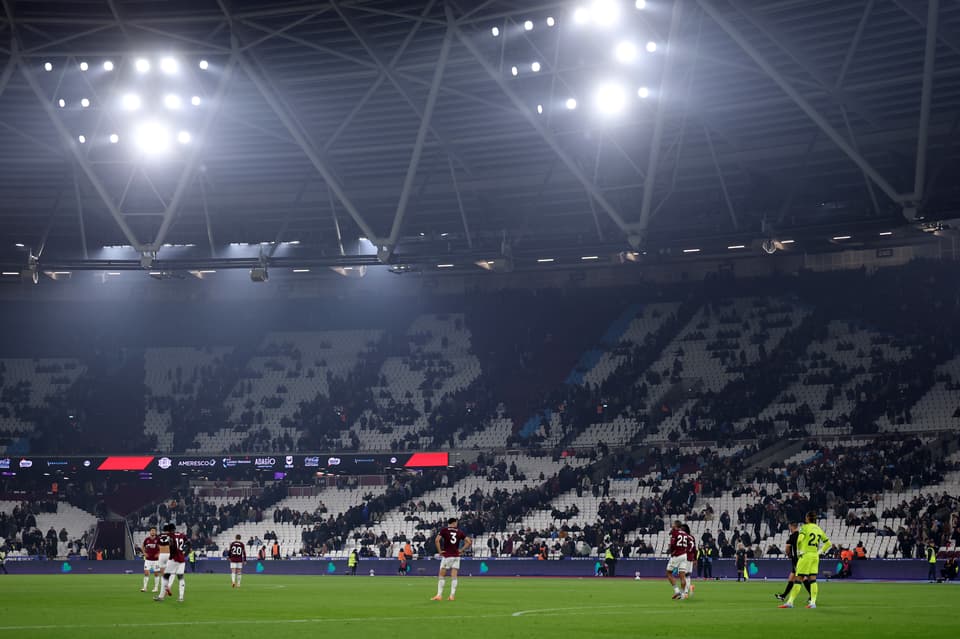 Nuno Espirito Santo regardant ses joueurs en difficulté