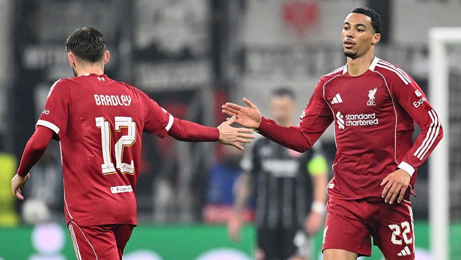 Hugo Ekitike célèbre son but contre Eintracht Frankfurt