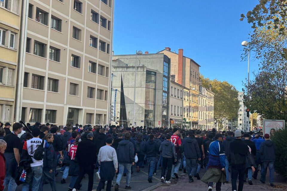 Le cortège de supporters de Bâle dans le 3e arrondissement de Lyon.
