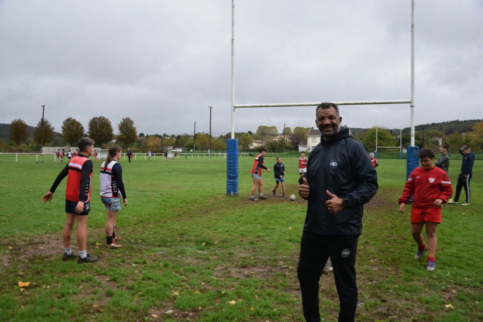 Émile Ntamack transmet la passion du rugby aux jeunes de Cahors.