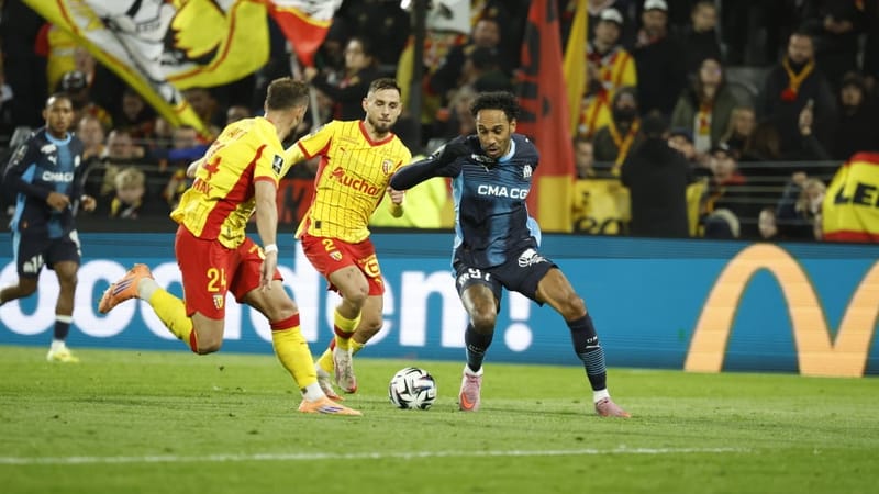 Image des joueurs lensois et marseillais sur le terrain à Bollaert