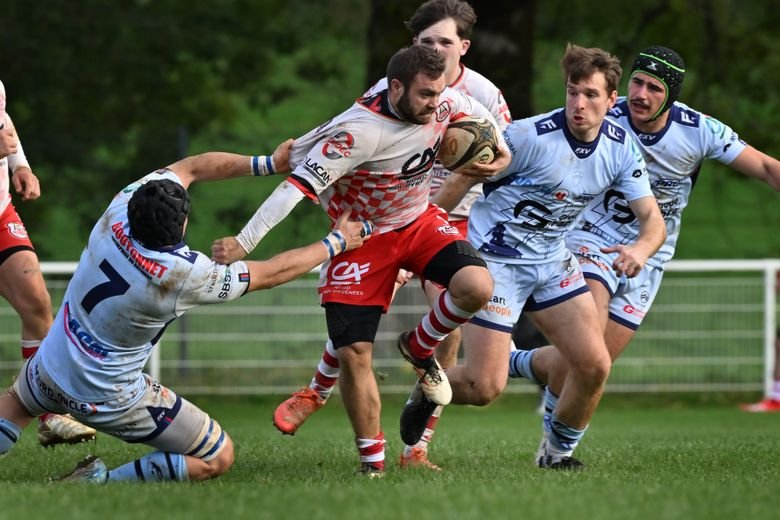 Ligne de trois-quarts albanaise en action