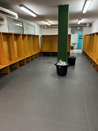 Un vestiaire nickel, et les poubelles pleines. L’USAP laissera un excellent souvenir au stade de Sapiac.