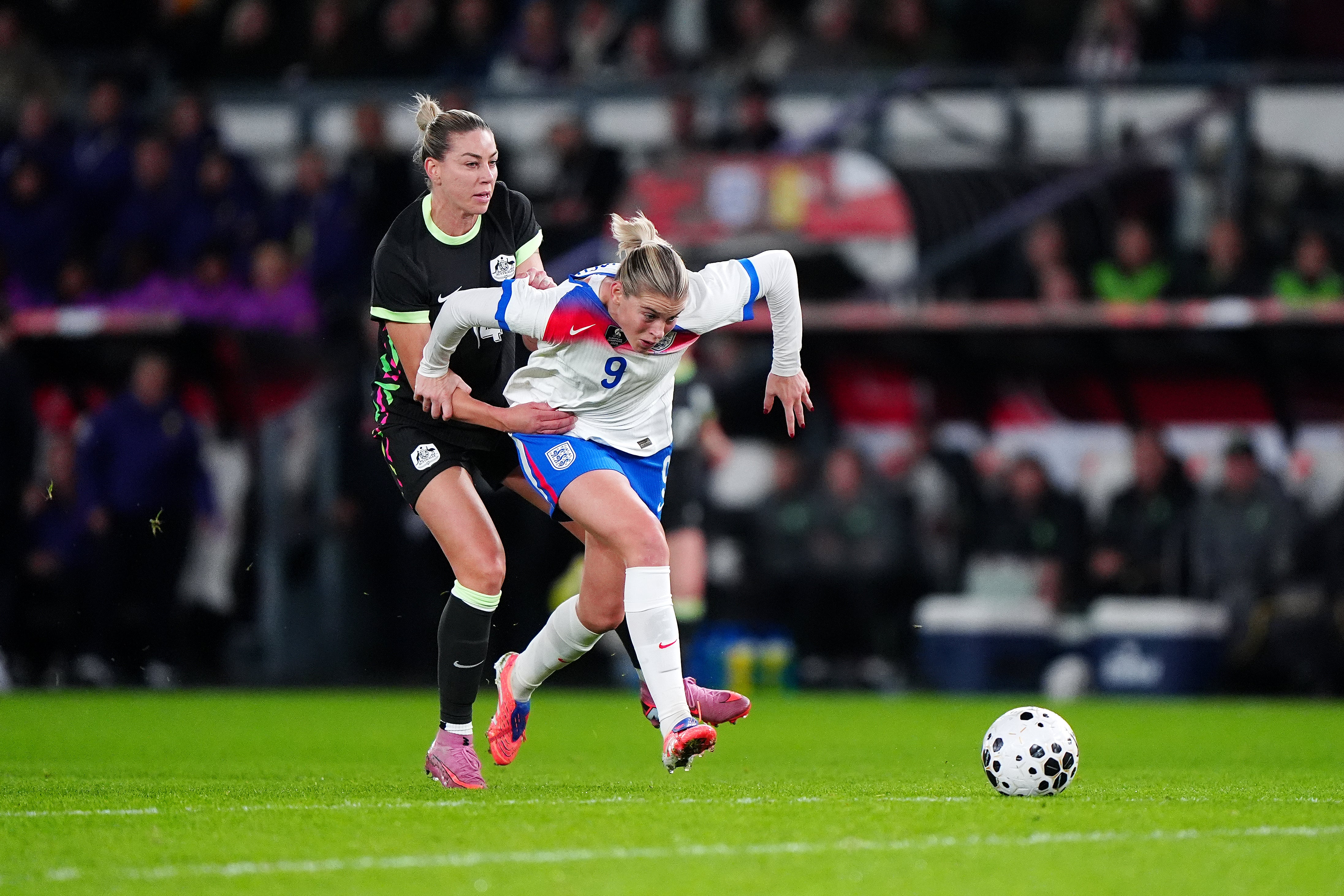 Alanna Kennedy, à gauche, retient Alessia Russo pour obtenir un carton rouge