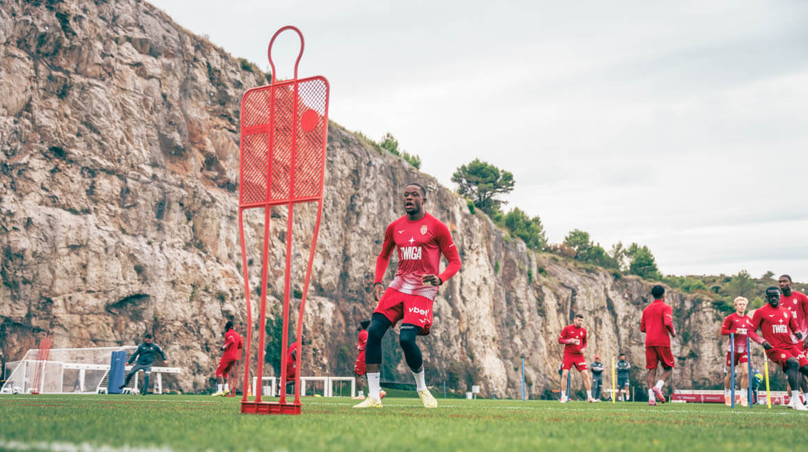 Pocognoli sur le banc durant l’entraînement
