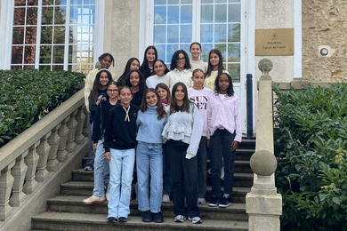 Les Beaucairoises devant la résidence de l’équipe de France